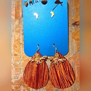 Lightweight teardrop earrings with free earrings